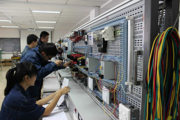 AI赋能职业教育关键要素联动改革(图1)